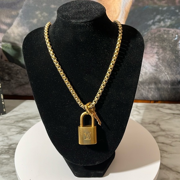 STACK! LOUIS VUITTON LOCK AND KEY #307 WITH GOLD PLATED STAINLESS STEEL CHAIN. - Picture 3 of 16